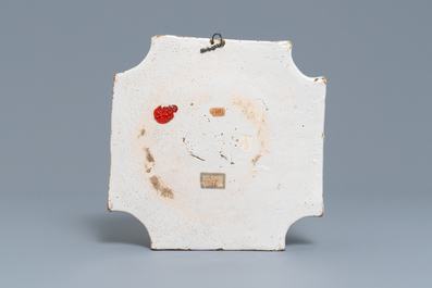 Een polychrome Delftse gecontourneerde vierkante plaquette met Kakiemon-stijl decor, 1e helft 18e eeuw