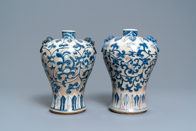 Une paire de vases de forme meiping en porcelaine de Chine en bleu, blanc et rouge de fer, 19&egrave;me