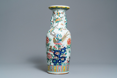 Trois vases en porcelaine de Chine famille rose, 19/20&egrave;me