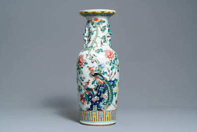 Trois vases en porcelaine de Chine famille rose, 19/20&egrave;me