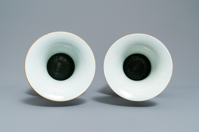 Une paire de vases en porcelaine de Chine qianjiang cai &agrave; d&eacute;cor de paysages, 19/20&egrave;me