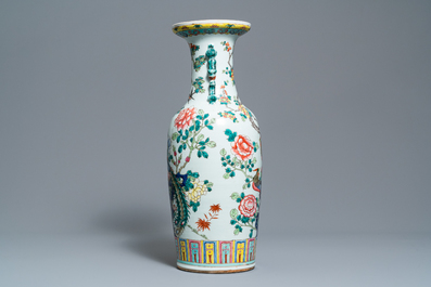 Trois vases en porcelaine de Chine famille rose, 19/20&egrave;me