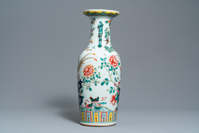 Trois vases en porcelaine de Chine famille rose, 19/20&egrave;me