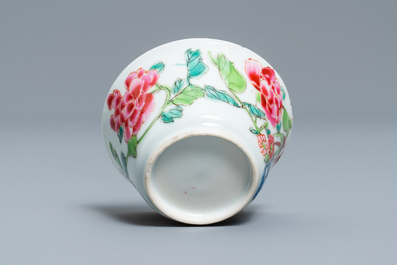 Une tasse et soucoupe en porcelaine de Chine famille rose pour le march&eacute; espagnol ou mexicain, Yongzheng/Qianlong