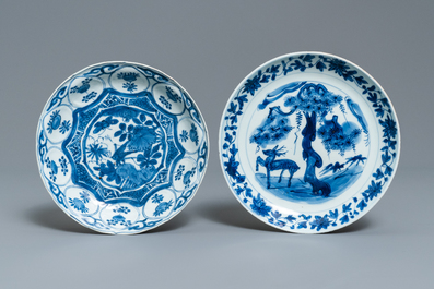 Cinq assiettes en porcelaine de Chine en bleu et blanc de type kraak, Wanli