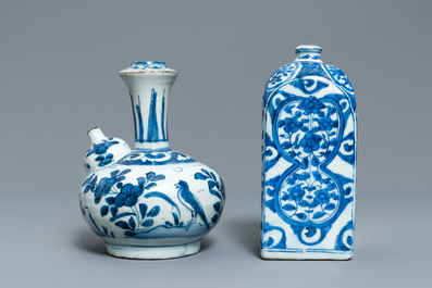 Een Chinese blauw-witte vierkante fles en een kendi, Ming