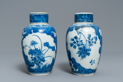 A pair of Chinese blue and white vases and covers with floral design, Hatcher cargo shipwreck, Transitional period