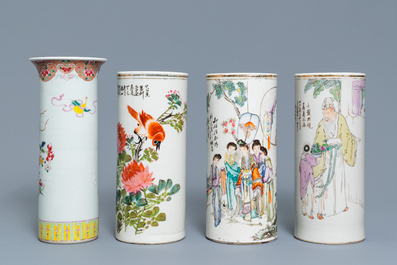 Trois porte-chapeaux en porcelaine de Chine qianjiang cai et un vase en famille rose, 19/20&egrave;me