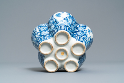 Two Chinese blue and white vases, 19th C.