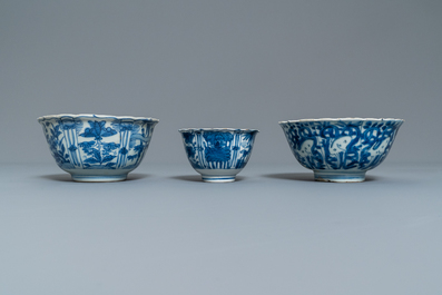 Cinq bols en porcelaine de Chine en bleu et blanc, Wanli