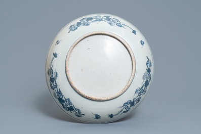 Un plat en porcelaine de Chine en bleu et blanc &agrave; d&eacute;cor d'un paysage, Jiajing