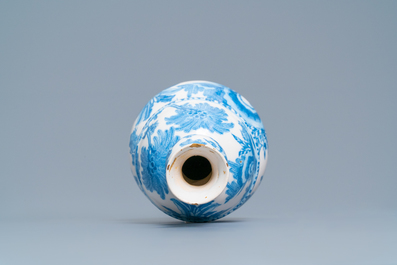 Een fraaie blauw-witte Delftse knobbelvaas met chinoiserie decor, laatste kwart 17e eeuw