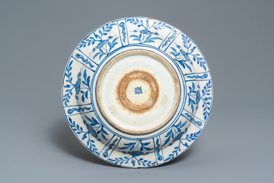 Een Perzische blauw-witte schotel met goud opgehoogd, Safavid, 17e eeuw