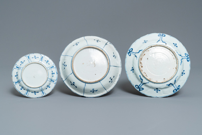 Cinq assiettes en porcelaine de Chine en bleu et blanc de type kraak, Wanli