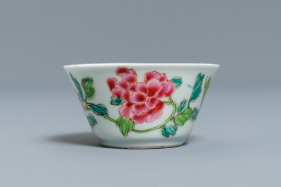 Une tasse et soucoupe en porcelaine de Chine famille rose pour le march&eacute; espagnol ou mexicain, Yongzheng/Qianlong