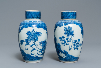 A pair of Chinese blue and white vases and covers with floral design, Hatcher cargo shipwreck, Transitional period