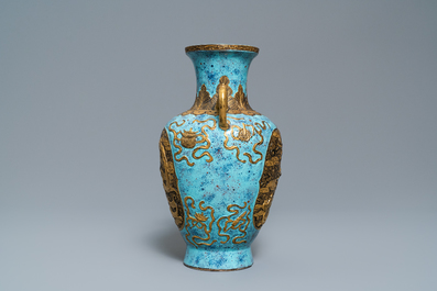 Un vase en porcelaine de Chine 'robin's egg', marque de Qianlong, 19/20&egrave;me