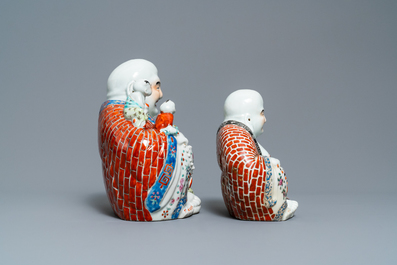 Deux figures de Bouddha en porcelaine de Chine famille rose, 19/20&egrave;me