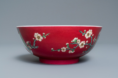 Un bol en porcelaine de Chine famille rose &agrave; fond rouge rubis, Yongzheng