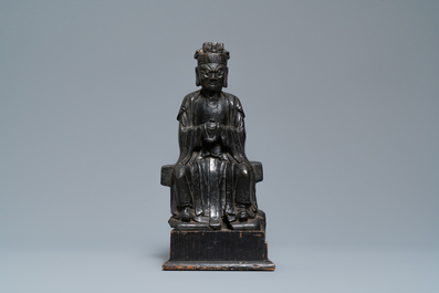 Een Chinese bronzen figuur van Wenchang Wang met inscriptie, Ming