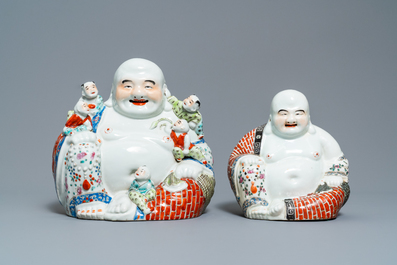 Deux figures de Bouddha en porcelaine de Chine famille rose, 19/20&egrave;me