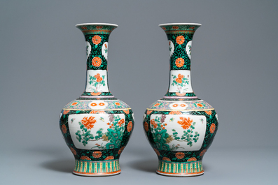 Une paire de vases de forme bouteille en porcelaine de Chine famille verte, 19&egrave;me