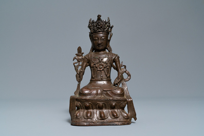 Een Chinese bronzen figuur van Boeddha, 18e eeuw