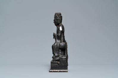 Een Chinese bronzen figuur van Wenchang Wang met inscriptie, Ming
