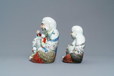 Deux figures de Bouddha en porcelaine de Chine famille rose, 19/20&egrave;me