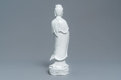 Een Chinees Dehua blanc de Chine model van een staande Guanyin, 19e eeuw