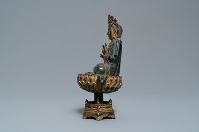 Une figure de Bouddha sur tr&ocirc;ne de lotus en bronze dor&eacute; et polychrome, Chine, Qing