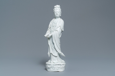 Een Chinees Dehua blanc de Chine model van een staande Guanyin, 19e eeuw