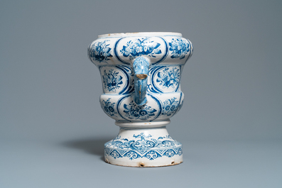 A large blue and white two-handled urn with floral design, Makkum, 18th C.