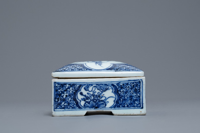 Een vierkante Chinese blauw-witte dekseldoos, Qianlong