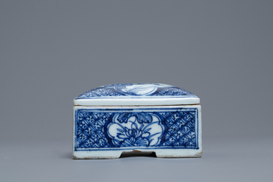 Une bo&icirc;te couverte de forme carr&eacute;e en porcelaine de Chine en bleu et blanc, Qianlong