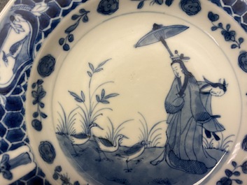 Deux assiettes en porcelaine de Chine en bleu et blanc &agrave; d&eacute;cor 'Dames au Parasol', 18&egrave;me