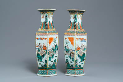 Une paire de vases de forme hexagonale en porcelaine de Chine famille verte, 19&egrave;me