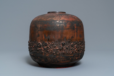 Een brutalistische vaas met mat zwart en lusterglazuur, Perignem, 2e helft 20e eeuw