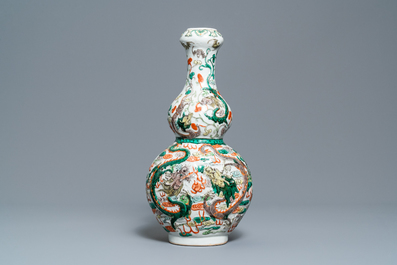 A Chinese famille verte relief-moulded double gourd 'dragon' vase on wooden stand, 19/20th C.