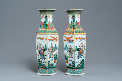 Une paire de vases de forme hexagonale en porcelaine de Chine famille verte, 19&egrave;me