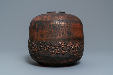Een brutalistische vaas met mat zwart en lusterglazuur, Perignem, 2e helft 20e eeuw