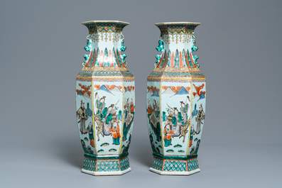 Une paire de vases de forme hexagonale en porcelaine de Chine famille verte, 19&egrave;me