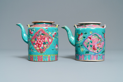 Deux grandes th&eacute;i&egrave;res en porcelaine de Chine famille rose &agrave; fond turquoise pour le march&eacute; Straits ou Peranakan, 19&egrave;me