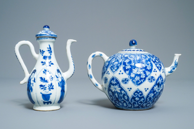 Een Chinese blauw-witte theepot met deksel en een dekselkan, Kangxi