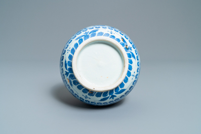 Un vase de forme bouteille en porcelaine de Chine en bleu et blanc, &eacute;poque Transition