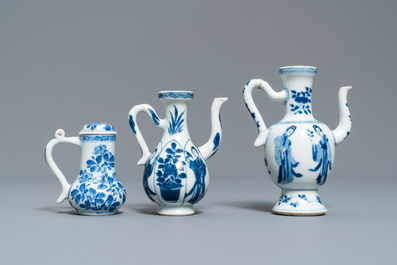 Drie Chinese blauw-witte kannetjes, Kangxi