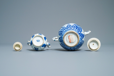 Een Chinese blauw-witte theepot met deksel en een dekselkan, Kangxi