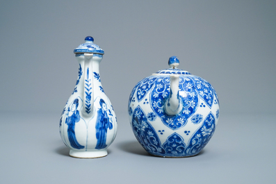 Een Chinese blauw-witte theepot met deksel en een dekselkan, Kangxi