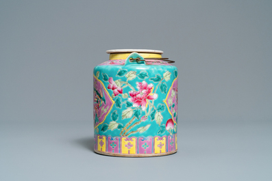 Une grande th&eacute;i&egrave;re en porcelaine de Chine famille rose &agrave; fond turquoise pour le march&eacute; Straits ou Peranakan, 19&egrave;me