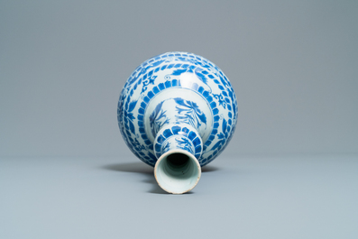 Un vase de forme bouteille en porcelaine de Chine en bleu et blanc, &eacute;poque Transition